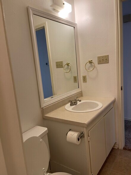 Building Photo - 1007 Spring Loop