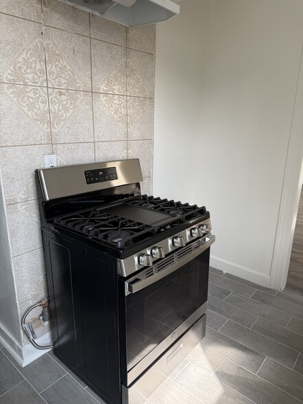 Building Photo - 2815 1/4 S Norton Ave