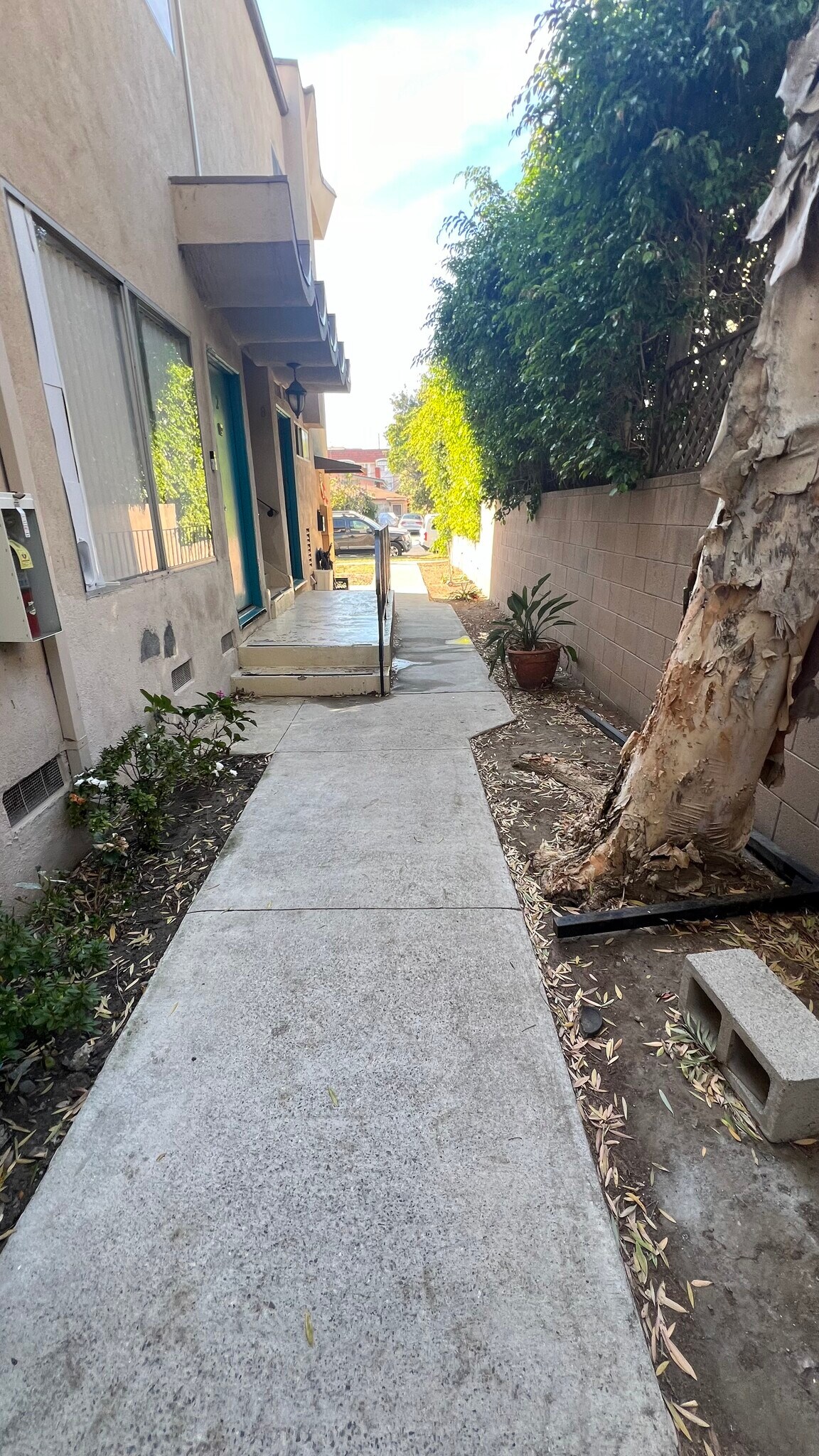 Building Photo - 3562 Mentone Ave