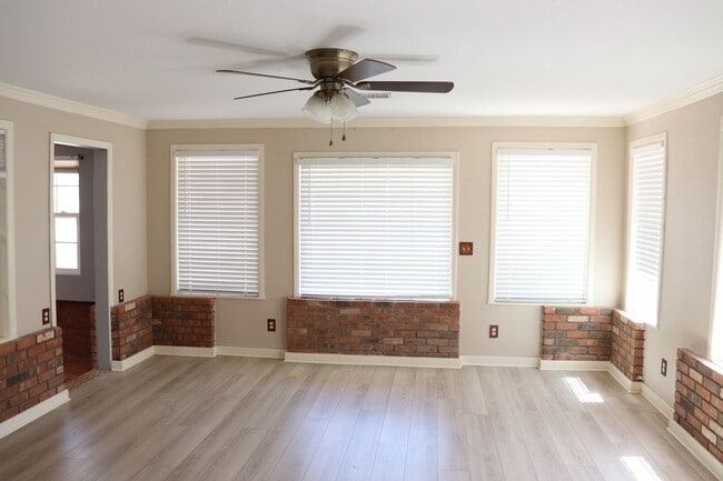 Building Photo - Large Home