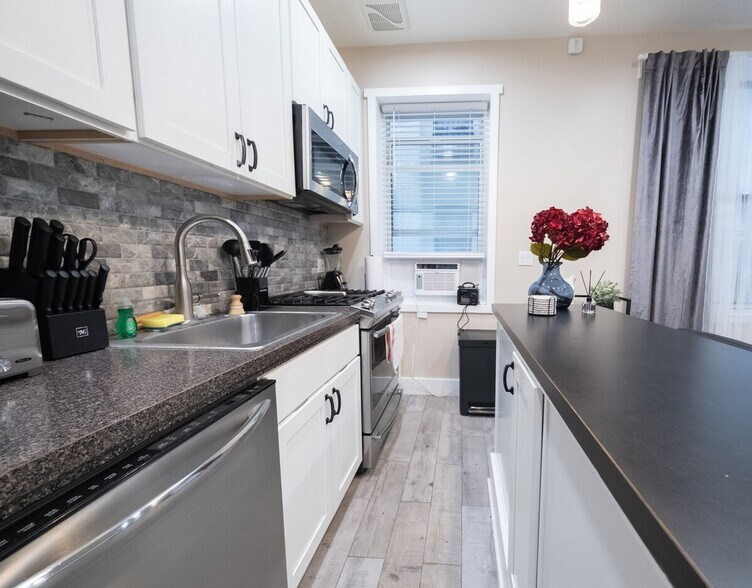 Building Photo - 245 W 113th St