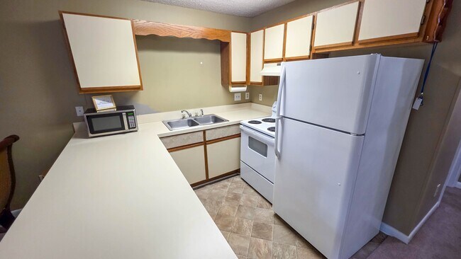 Building Photo - 500 Fairway Village Dr