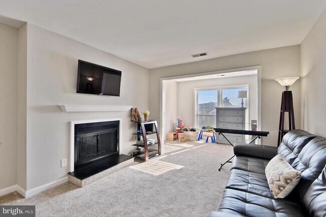 Building Photo - 3178 Summit Square Dr