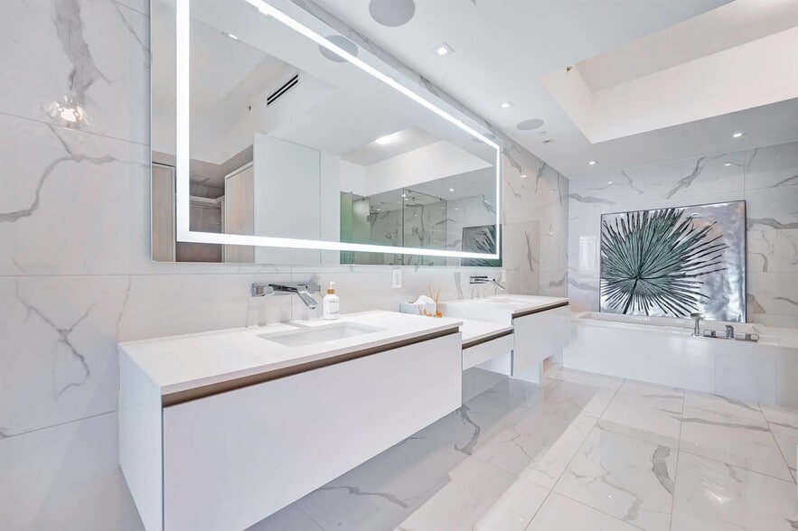 Building Photo - 5000 Island Estates Dr