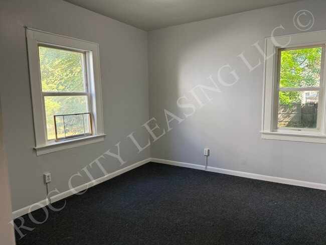 Building Photo - 40 Moulson St