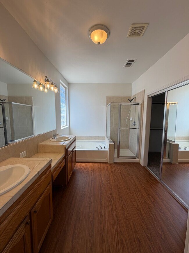 Building Photo - 118 Emerald Isle Way