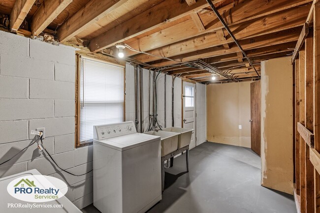Building Photo - 3 Bedroom House on a Large Lot