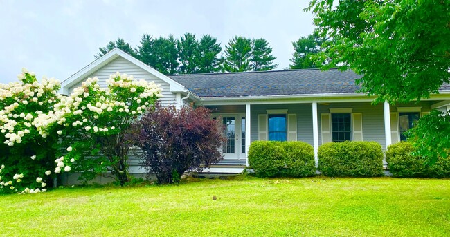 Building Photo - Charming 3-Bedroom Home with Scenic Mounta...