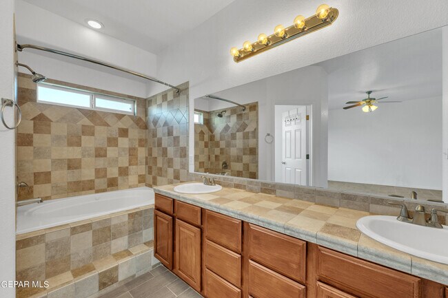 Building Photo - 657 Bariloche Dr