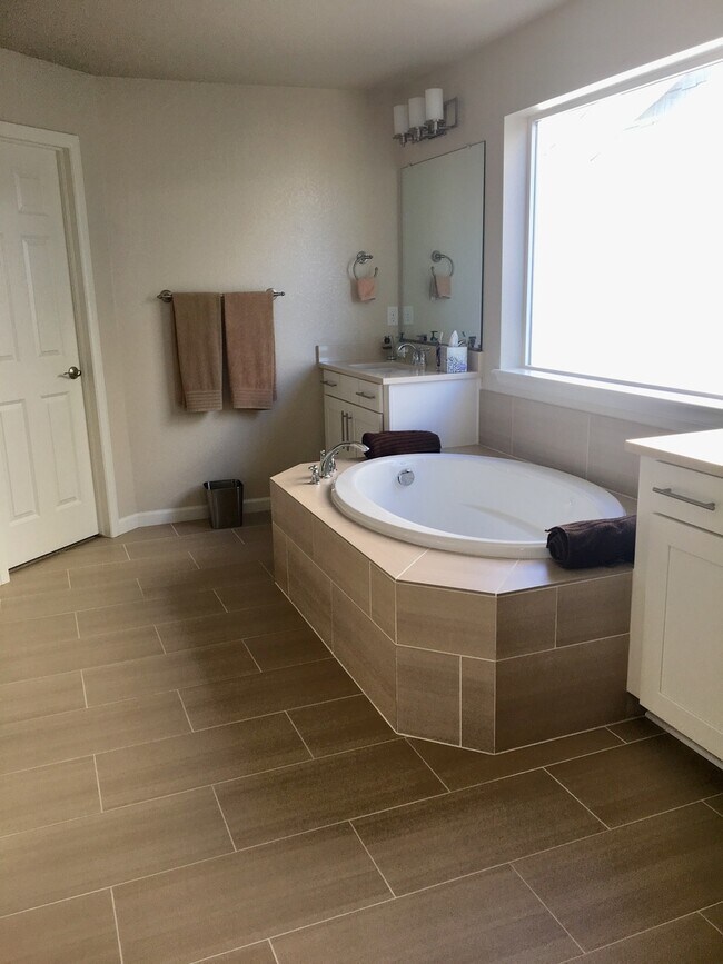 Building Photo - Custom Built Richmond Home for Lease in Fort Collins!