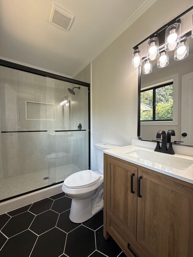Building Photo - 4 bed 3 bath in Marietta!