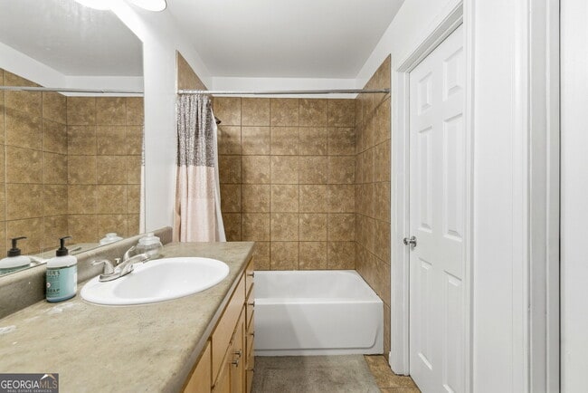 Building Photo - 205 Pineview Dr