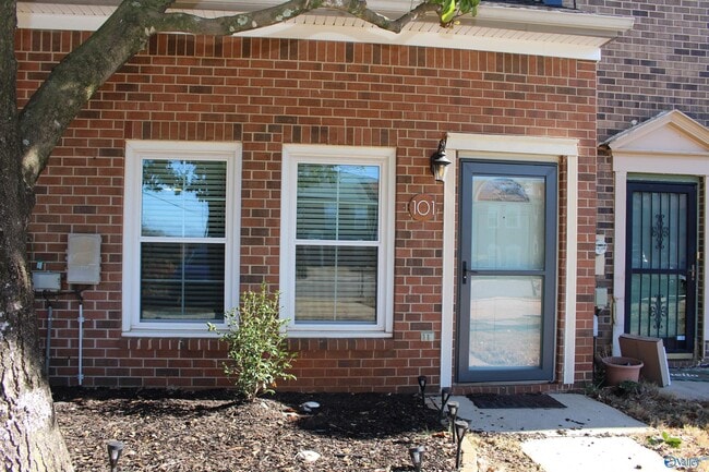 Building Photo - 101 Cresent Circle