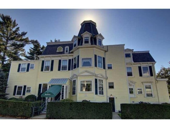 Building Photo - 45 Ayrault St