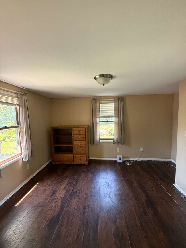 Building Photo - Charming 2 Bedroom 1 Bathroom with small b...
