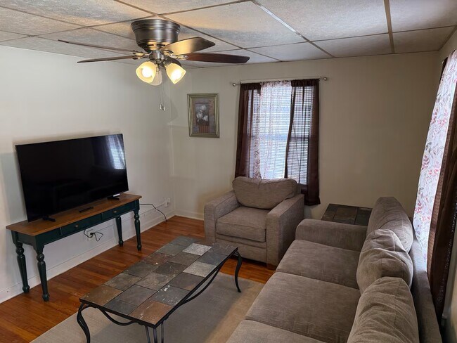 Building Photo - 307 S Van Doren St