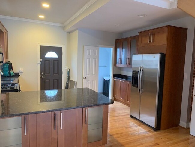 Building Photo - 2 BR/3.5 BA Updated Columbia Heights Row H...