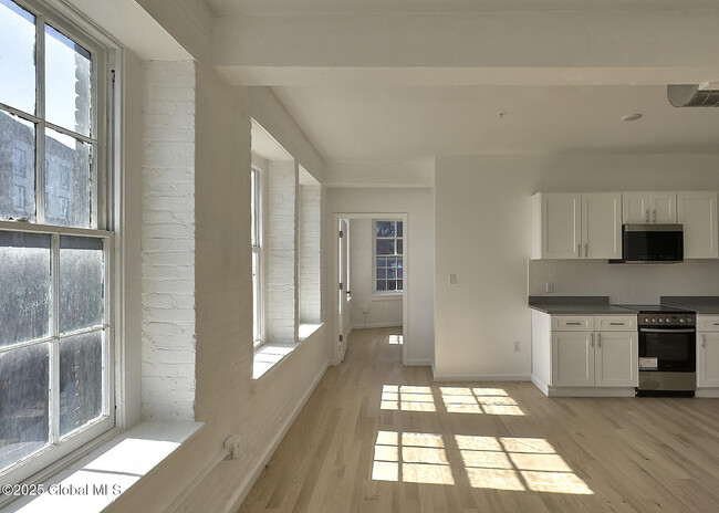 Building Photo - 145 River St