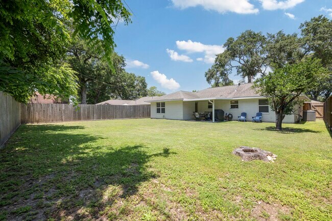 Building Photo - 2107 Hewitt Dr