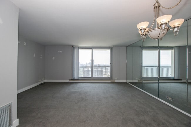 Building Photo - 6007 N Sheridan Rd