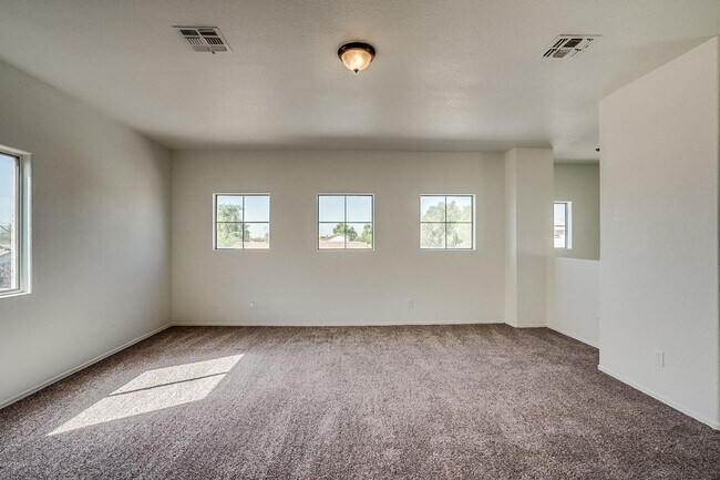 Building Photo - Charming 4 Bedroom 3 Bath 3 Car garage Hom...