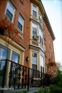 Building Photo - 82 Circular St