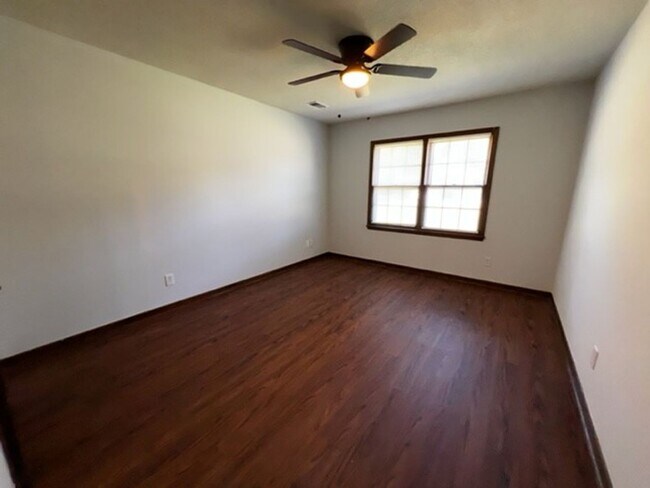 Building Photo - 157-159-159 Bentwood Cir