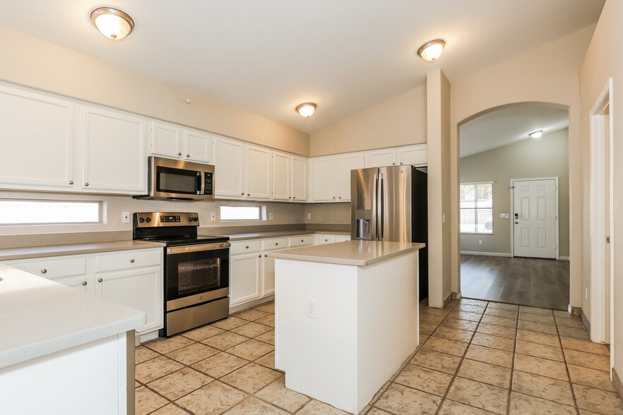 Building Photo - 7418 W Lone Cactus Dr