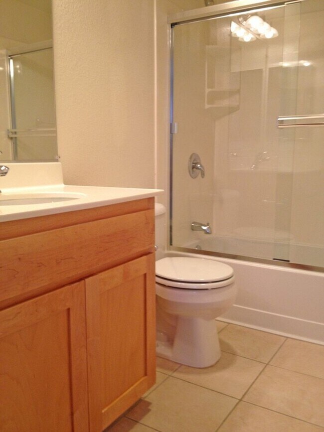 Building Photo - 2 Bedroom Top Floor Townhouse in Southwest San Jose with Garage