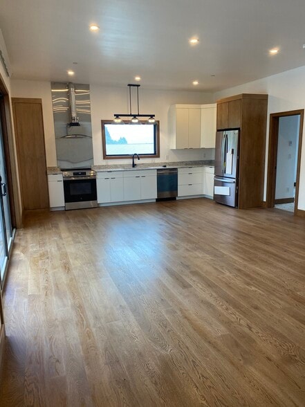 Building Photo - 334 Meadows Dr