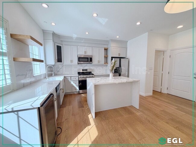 Building Photo - 1521 S Hayworth Ave