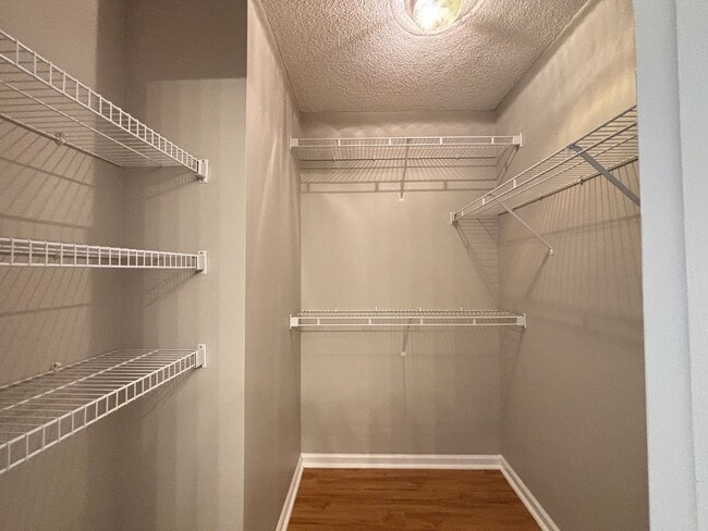 Building Photo - 2 Br 2 Bath Move In Ready!