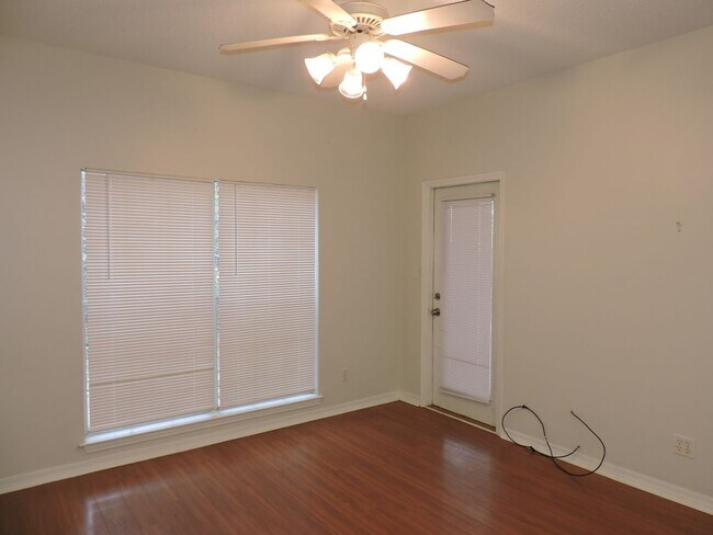 Building Photo - Easy access to interstate, shopping & hospitals!