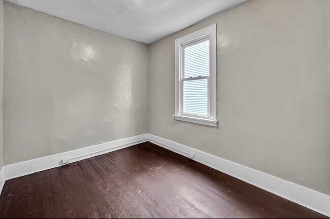 Building Photo - 2bd/1b UPSTAIRS 4-plex Cash Pay