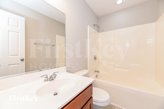 Building Photo - 105 Vinca Dr