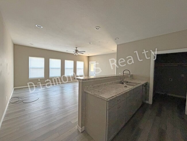 Building Photo - Georgeous 4 Bedroom Home - Ozark Schools!