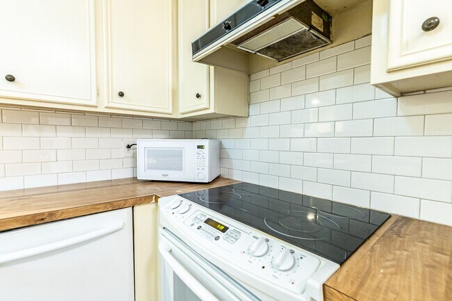 Building Photo - 1/2 Off 1st months rent
