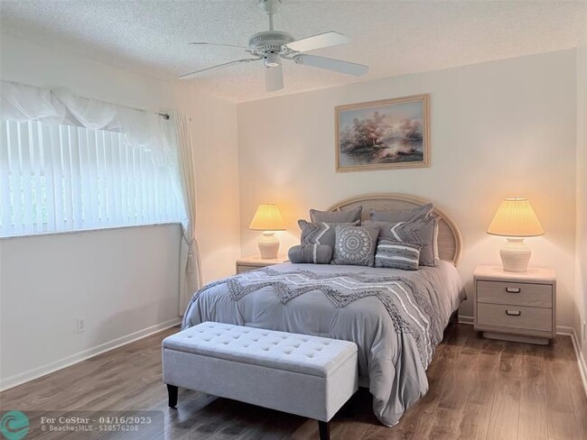 Building Photo - 1055 Country Club Dr