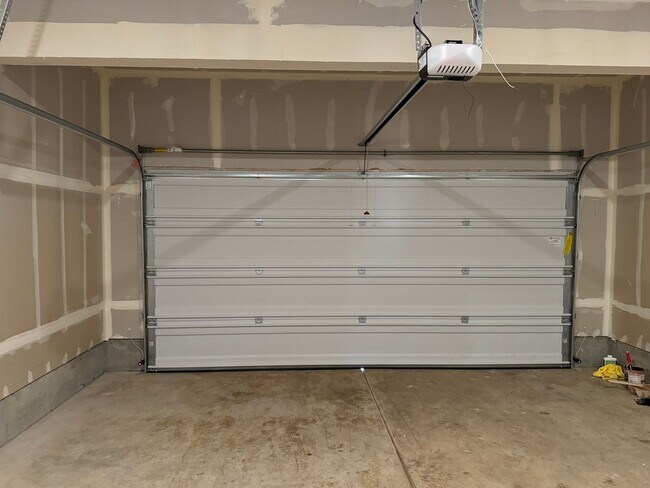 Building Photo - 4 bedroom 2.5 bathroom in Marcola Meadows!