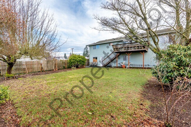 Building Photo - 4 bedroom 2.5 bathroom Home