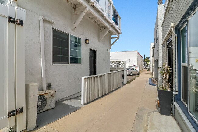 Building Photo - 720 1/2 Queenstown Court - 3