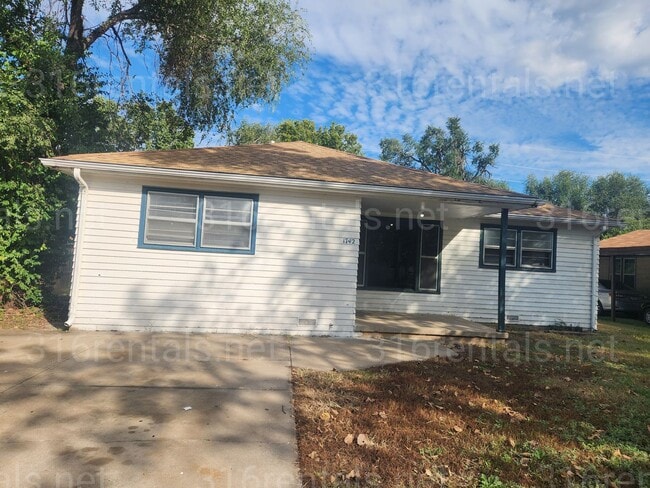 Primary Photo - $995 - 3 bedroom / 1 bathroom - Single Fam...