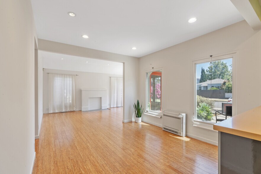 Building Photo - 213 6th Ave