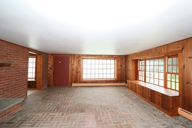 Building Photo - 235 Thompson St