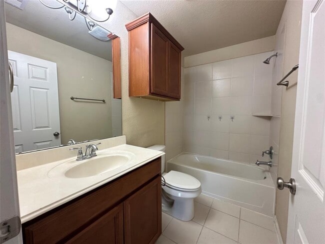 Building Photo - 15610 Whisper Woods Dr