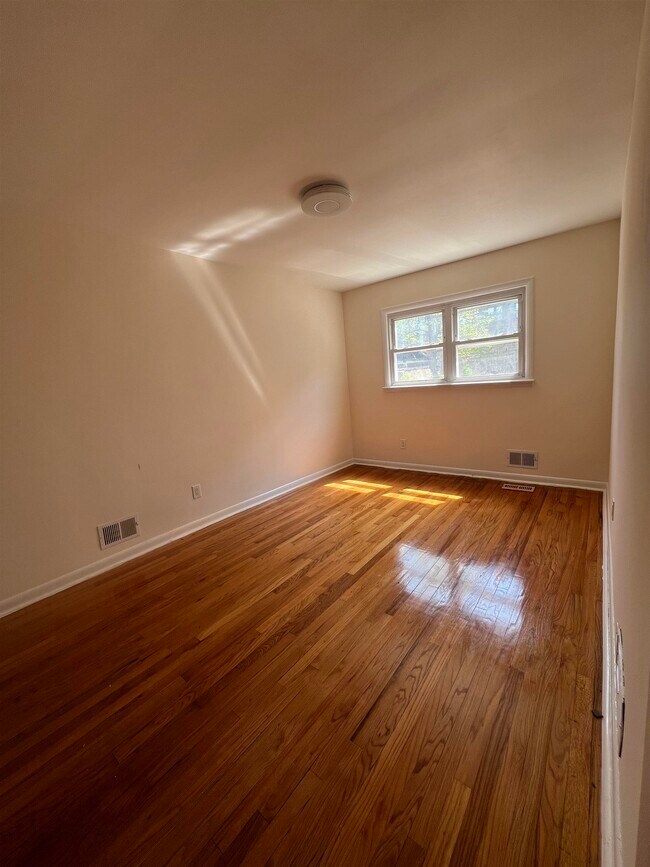 Building Photo - 304 Columbia Ave