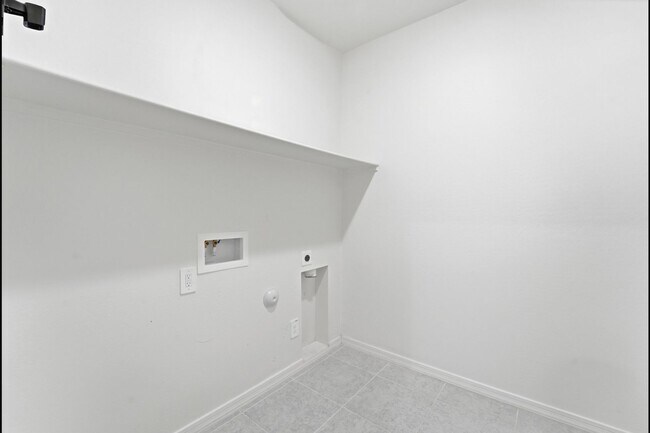 Building Photo - Modern Litchfield Park Home | 4 Bed, RV Gate + Open Kitchen