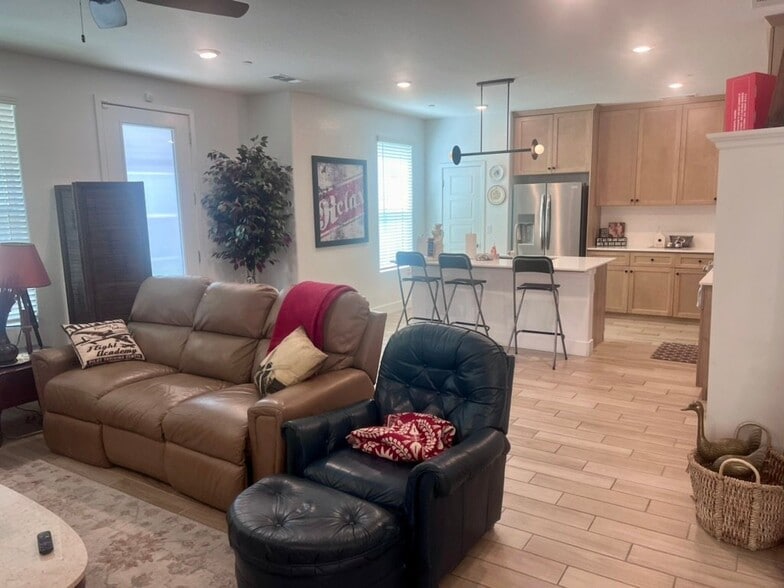 Building Photo - 2712 E Tamarind Dr