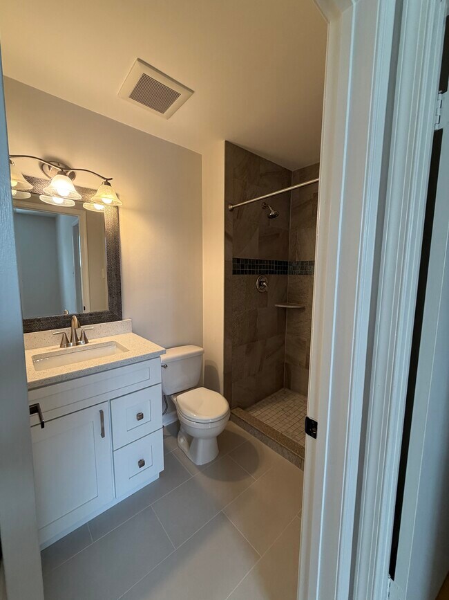 Building Photo - 660 Bayberry Ln