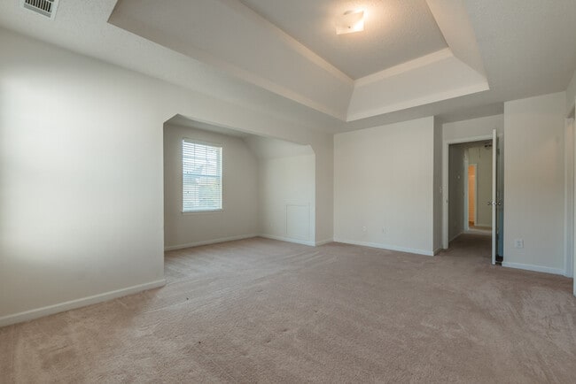 Building Photo - Spacious 4 bedroom 2.5 bath